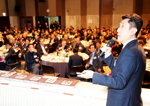 이강덕 포항시장이 2020년 시정운영 방향을 설명하고 있다.