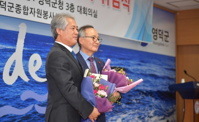 이용우 전 소장(오른쪽)과 김명기 소장.