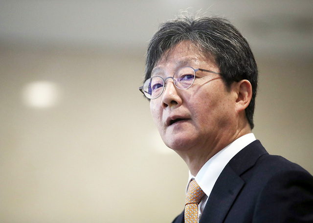 새로운보수당 유승민 의원이 지난달 31일 국회 의원회관에서 열린 당대표단 회의를 마치고 나서며 취재진 질문에 답하고 있다.   /연합뉴스