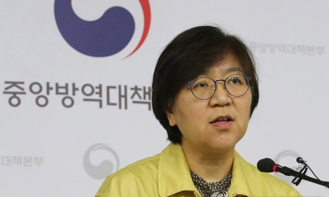 정은경 중앙방역대책본부장(질병관리본부장)이 3일 오후 세종시 정부세종청사에서 신종 코로나바이러스 감염증 발생현황 및 확진환자 중간조사 결과 등 정례브리핑을 하고 있다. 정 본부장은 이날 밀접·일상 접촉자 구분을 폐지하고 일괄 접촉자로 구분한 뒤 자가격리 조치한다고 설명했다.