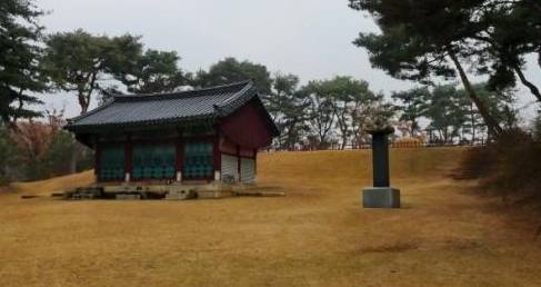 경기도 고양시 덕양구에 있는 효창원, 조선 22대 정조의 맏아들 문효세자의 원이다. 문효세자는 정조와 의빈성씨의 아들로 1784년에 왕세자로 책봉되었으나, 1786년 5세로 세상을 떠났다. 문효세자가 죽자 구선복 등은 상계군 담을 세자로 책봉하려는 역모를 꾸미다 처형되었다.