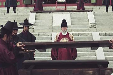 영화 ‘사도’ 뒤주에 갇혀 죽음을 맞이한 사도세자의 연출 모습.