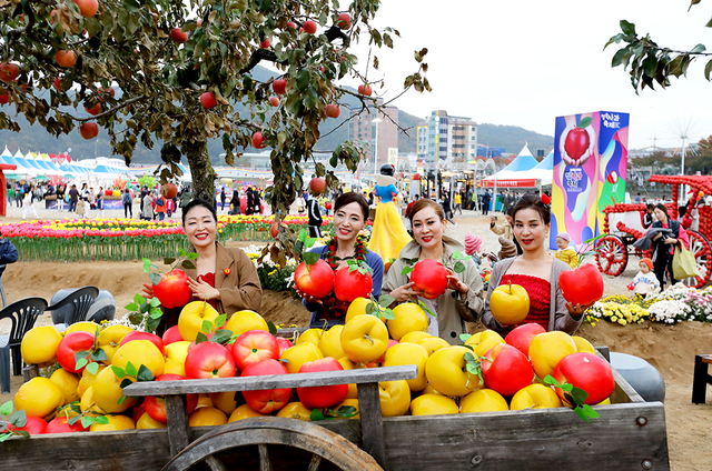 지난해 열린 청송사과축제. 참석자들이 환하게 웃고 있다.
