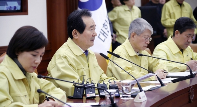 정세균 국무총리가 9일 오후 정부서울청사에서 신종 코로나바이러스 감염증(신종코로나) 대응 확대 중앙사고수습본부(중수본) 회의를 주재하고 있다.