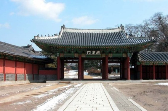 창덕궁 숙장문. 숙장문 앞은 국문(鞫問)하던 장소로 자주 사용되었다. 1785년 3월, 정조는 이곳에서 문양해 역모사건에 대한 친국(親鞫)을 행했다. 중심인물인 문양해는 신인(神人)을 만나 그 신인이 말 한 이야기를 여러 사람에게 퍼뜨렸다고 스스로 진술했는데, 그 중에는 ‘곧 나라가 세 개로 쪼개진다’. ‘해도 진인 정씨가 그 나라들을 통일하고 제후가 된다’는 유언비어들도 포함돼 있었다. 숙장문 앞에서 한 달 내내 열린 국문은 관련자들이 사형되거나 유배당하면서 일단락되었다.