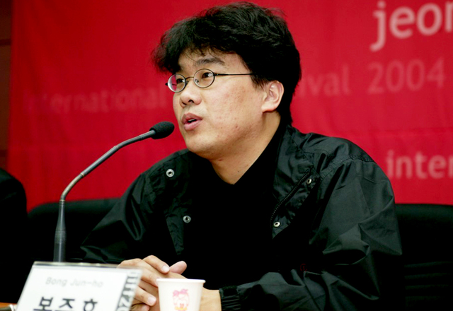 지난 2004년 제5회 전주국제영화제 ‘인플루엔자’ Q&A 참석한 봉준호 감독(원내). 연합·전주국제영화제 제공=연합뉴스