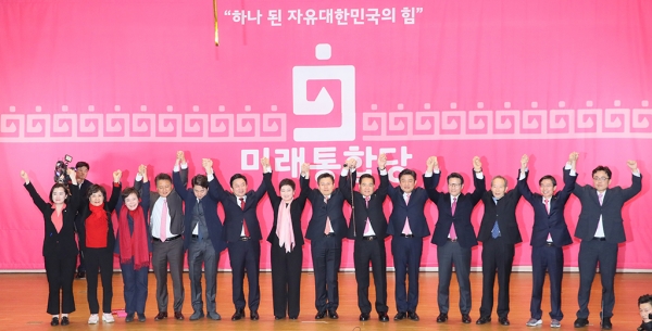 미래통합당 황교안 대표, 심재철 원내대표, 정병국, 이언주 의원, 장기표 통합신당준비위원회 위원장 등이 17일 국회 의원회관에서 열린 미래통합당 출범식 ‘2020 국민 앞에 하나’에서 손을 맞잡고 기념촬영하고 있다.  /연합뉴스
