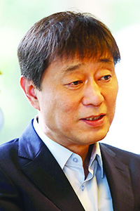 최근 연작 소설 ‘남중’을 출간해 문단 안팎의 주목을 받은 작가 하응백.
