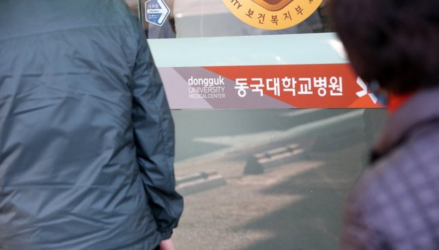 지난 19일 경북 경주 동국대경주병원에 방문객이 드나들고 있다. 이 병원 음압격리실에는 신종 코로나바이러스 감염증(코로나19) 환자 2명이 입원했다.