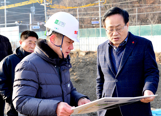 찾아가는 군정설명회를 통해 사업현장을 살피고 있는 엄태항(오른쪽) 봉화군수.