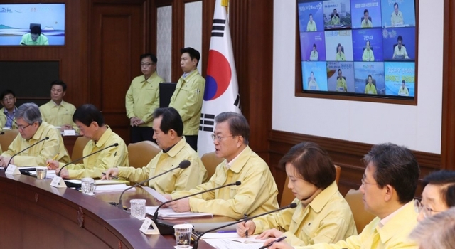 문재인 대통령이 23일 오후 정부서울청사에서 열린 코로나19 범정부대책회의에서 발언하고 있다.