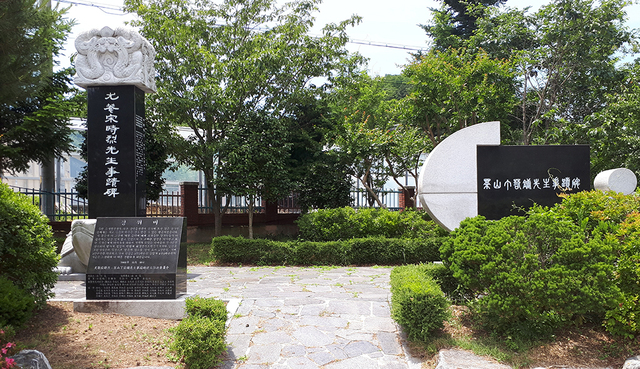 다산 우암 사적비. 장기초등학교 교정에 있다. 어찌 보면 노론의 거두인 송시열과 남인을 대표할 수 있는 다산은 영원히 같이 설 수 없는 앙숙이었을지 모른다. 하지만 그들이 거쳐 간 이 자리에는 지금 두 분의 사적비가 나란히 사이좋게 서 있다.