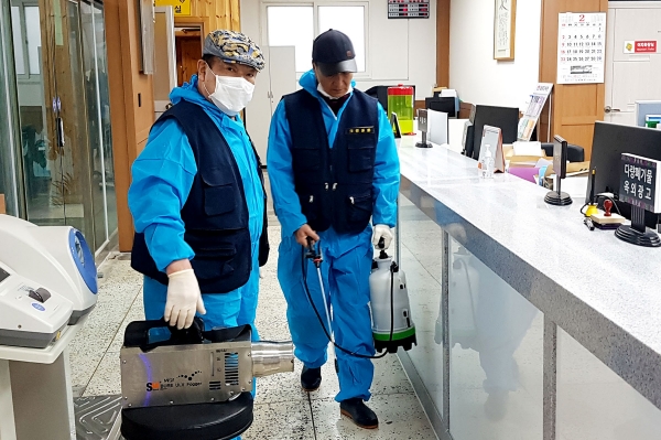 최 대표가 직원과 함께 서면사무소를 방역하고 있다.