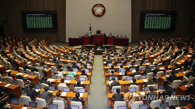 26일 국회 본회의장에서 열린 본회의에서 감염병의 예방 및 관리에 관한 법률 일부개정법률안(대안)에 대한 수정안이 통과되고 있다.