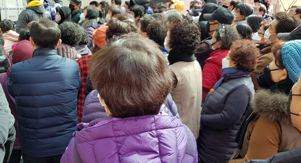 울릉도 저동우체국에서 마스크를 사기 위해 혼잡을 이루는 주민들