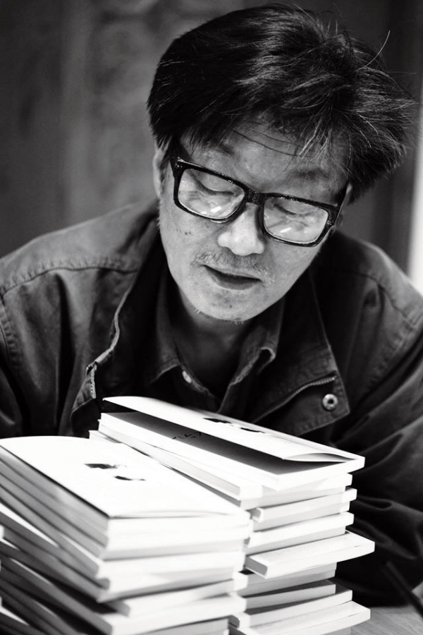 경북 시골에서의 유년을 여전히 기억하는 이산하 시인.