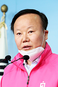 미래통합당 김재원 정책위의장이 10일 국회 정론관에서 기자회견을 열고 서울 중랑을 출마를 선언하고 있다.   /연합뉴스