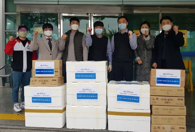 포항제일교회 청년들이 선별진료소를 찾아 의료진 등 관계자들에게 간식을 전달하고 있다.
