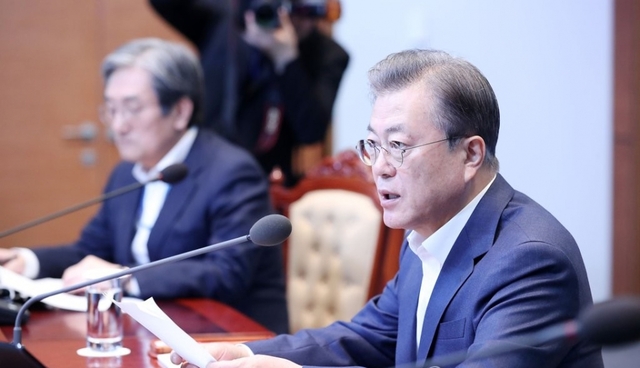 문재인 대통령이 9일 오후 청와대에서 수석·보좌관 회의를 주재하고 있다.