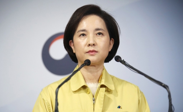 유은혜 사회부총리 겸 교육부 장관이 17일 오후 정부서울청사에서 신종 코로나바이러스 감염증(코로나19)의 지역 감염 우려가 지속하는 가운데 추가 개학 연기와 판단 근거, 후속 대책 등을 발표하고 있다.