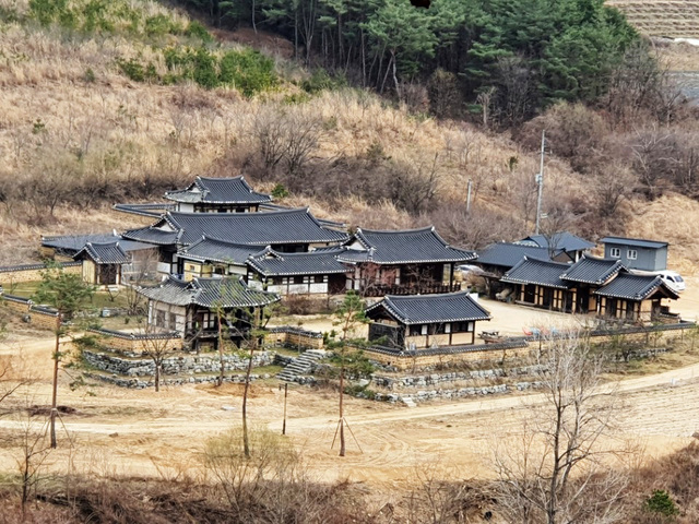 내려다본 농암 종택.