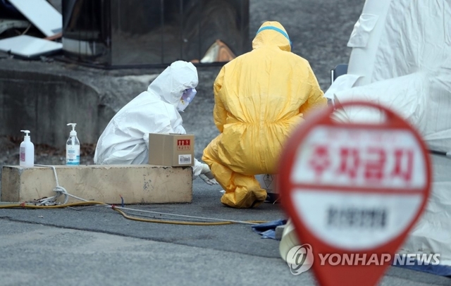 2020년 3월 6일 오후 경북 경산시 경산중앙병원 선별진료소에서 의료진이 신종 코로나바이러스 감염증(코로나19) 의심환자 검사작업을 하고 있다.