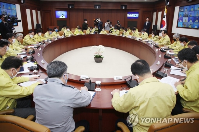 정세균 국무총리가 21일 정부서울청사에서 열린 신종 코로나바이러스 감염증(코로나19) 대응 중앙재난안전대책본부 회의를 주재하고 있다.