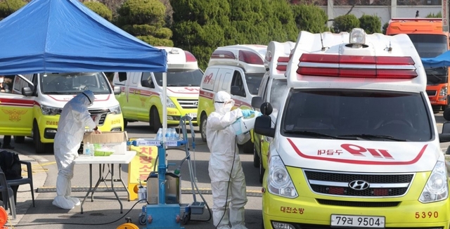 22일 오전 대구시 달서구 옛 두류정수장에서 119 구급대원이 신종 코로나바이러스 감염증(코로나19) 환자 이송에 투입된 119 앰뷸런스를 소독하고 있다. 대구·경북지역 코로나19 환자 이송을 위해 전국에서 집결한 119 앰뷸런스는 옛 두류정수장을 집결지로 삼고 환자이송을 하고 있다.