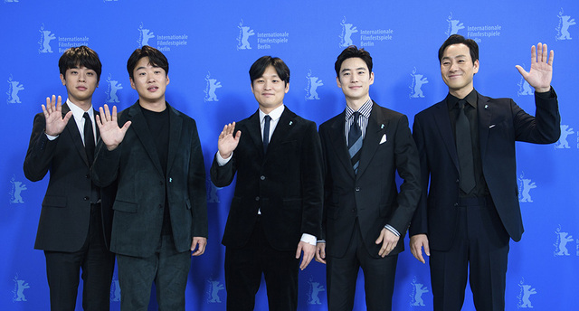 영화 ‘사냥의 시간’의 윤성현(가운데) 감독과 출연진이 2월 22일(현지시간) 독일 베를린에서 열린 제70회 베를린국제영화제 포토콜 행사에 참석해 포즈를 취하고 있다. 왼쪽부터 박정민, 안재홍, 윤 감독, 이제훈, 박해수. /AP=연합뉴스