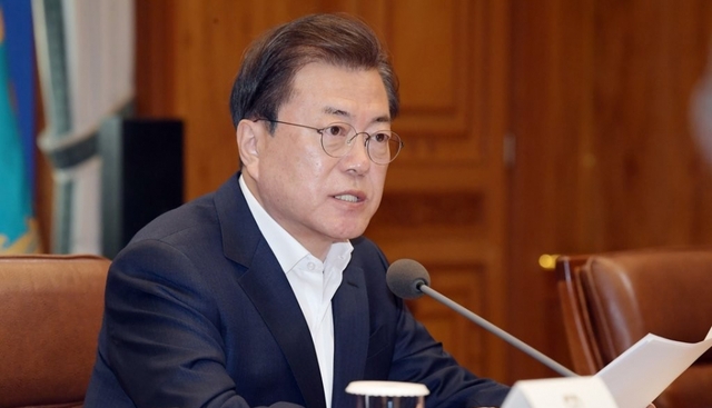 문재인 대통령이 24일 청와대에서 코로나19 관련 2차 비상경제회의를 주재하고 있다.