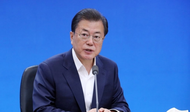 문재인 대통령이 25일 송파구 씨젠에서 코로나19 진단시약 긴급사용 승인 기업 대표들과 간담회를 하고 있다.