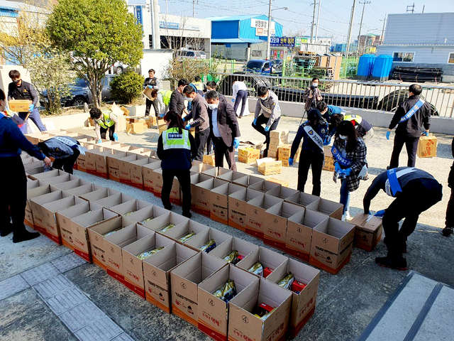 영천경찰서 서부치안센터는 코로나19로 무료급식소 폐쇄로 끼니를 걱정하는 지역 홀몸어르신들을 위해 떡, 라면, 국수 등 먹거리와 손소독제를 담은 물품박스 100개를 만들어 전달했다.