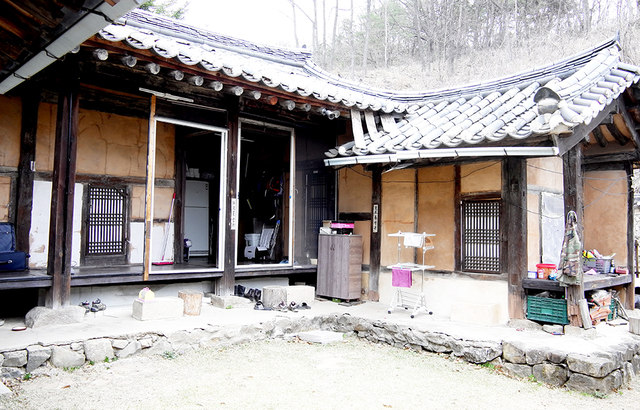 허술하고 정리 안 된 서러운 독립운동가 향산고택 안채.