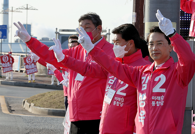 제21대 국회의원 선거의 공식 선거운동 첫날인 2일 오전 포항시 남구 형산 오거리에서 미래통합당 김병욱 후보가 지지를 호소하고 있다.  /이용선기자