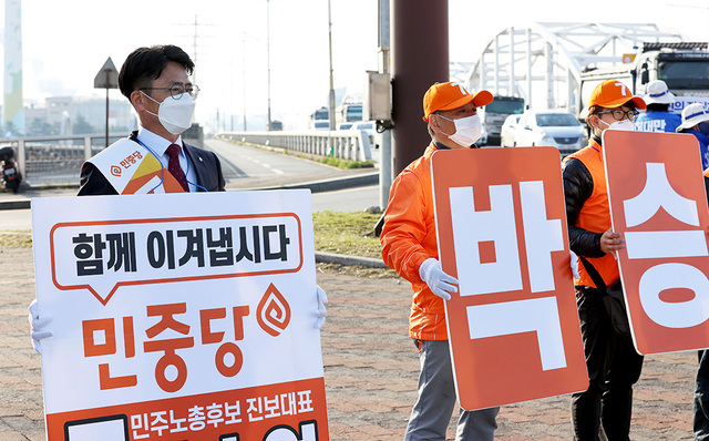 제21대 국회의원 선거의 공식 선거운동 첫날인 2일 오전 포항시 남구 형산 오거리에서 민중당 박승억 후보가 지지를 호소하고 있다.  /이용선기자