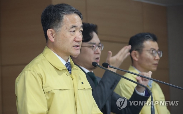 박능후 보건복지부 장관이 4일 오전 정부서울청사에서 신종 코로나바이러스 감염증(코로나19) 대응 중앙재난안전대책본부 회의를 마친 후 고강도 사회적 거리두기 연장을 발표하고 있다.