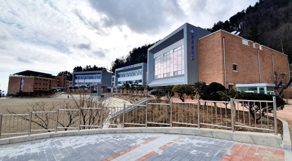 학교 전경(오른쪽부터 교과 및 다목적홀, 교과동 2동, 학생 기숙사