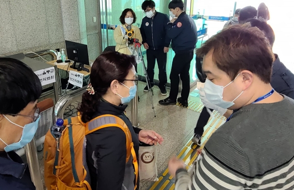 포항여객선 터미널에 울릉군공무원을 파견 열감지 카메라를 통해 의심자를 가린다.