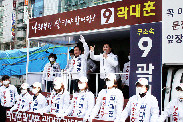 7일 무소속 곽대훈 후보는 대구 달서갑 유권자의 표심을 얻기 위해 거리를 누볐다.   /김재욱기자
