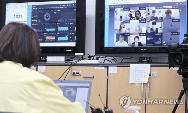 유은혜 사회부총리 겸 교육부 장관이 10일 오후 세종시 정부세종청사 온라인 개학 상황실에서 1만 커뮤니티 교장, 중3, 고3 선생님 대상 영상간담회를 하고 있다.