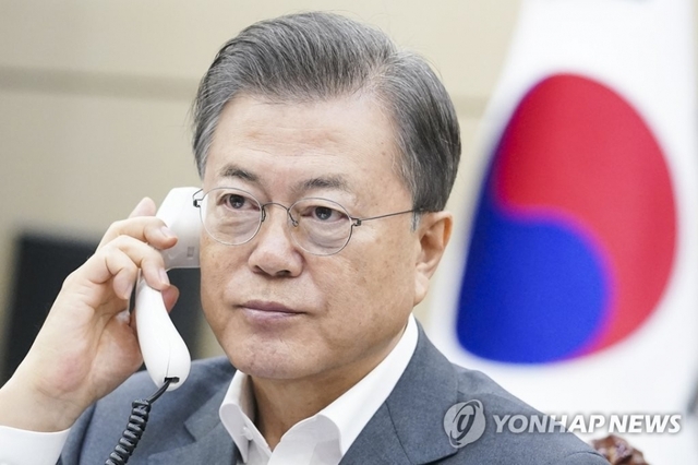 문재인 대통령이 10일 오전 청와대 여민관에서 빌 게이츠 빌&멜린다 게이츠 재단 이사장과 전화 통화하고 있다.
