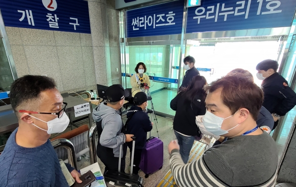 포항터미널에서 여객선에 승선하기 전 열 카메라를 통해 발열 검사하고 있다.