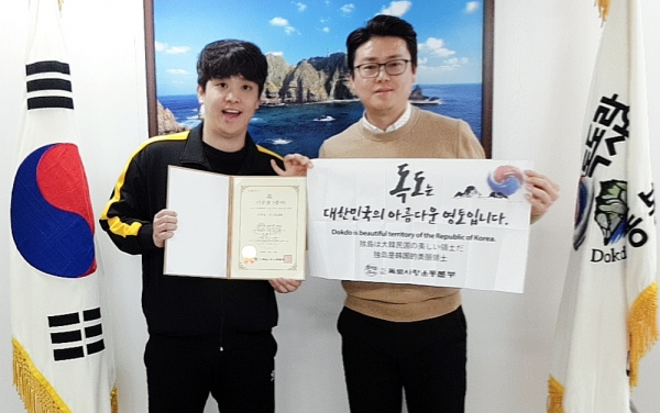 기부금 1억 5천만원을 전달하는 오킹 오병민(사진 좌)