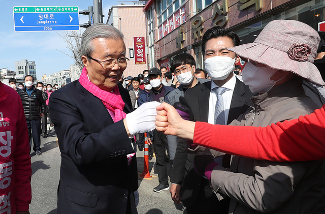 미래통합당 김종인 총괄선대위원장이 13일 오후 대전 한 지역구에서 시민들과 인사하고 있다.  /연합뉴스