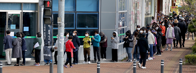 지난 20일 포항시가 코로나19로 침체한 지역경제에 활기를 불어넣기 위해 포항사랑상품권을 10% 할인 판매하자 상품권을 사려는 시민들이 길게 줄지어 차례를 기다리고 있다. /경북매일DB
