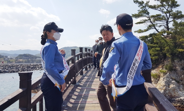 해양경찰이 육상순찰 및 구명조끼 입기 홍보를 펼치고 있다. /동해해경청제공