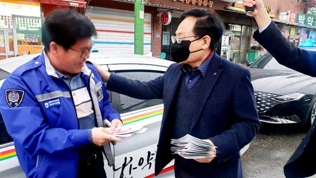 코로나19로 힘든 자영업자를 격려하는 엄태항 봉화군수.
