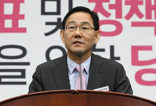 제21대 국회 미래통합당 첫 원내대표에 선출된 주호영 의원이 8일 국회에서 열린 2020년 원내대표 및 정책위의장 선출을 위한 당선자총회에서 당선 인사하고 있다. /연합뉴스