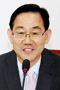 제21대 국회 미래통합당 첫 원내대표에 선출된 주호영 의원이 지난 8일 서울 여의도 국회에서 기자 간담회를 하고 있다.   /연합뉴스
