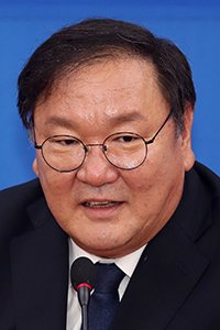 더불어민주당 김태년 원내대표가 12일 오전 서울 여의도 국회에서 열린 원내대책회의에서 발언하고 있다.    /연합뉴스
